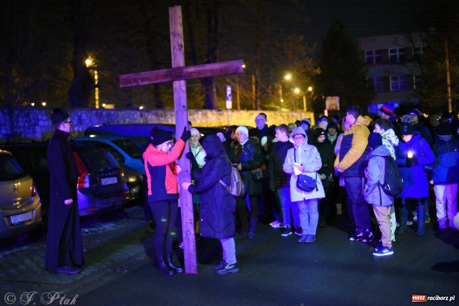 Zdjęcie w galerii na portalu naszraciborz.pl: Wierni podążali w strugach deszczu. Droga krzyżowa znów przeszła ulicami Raciborza [FOTO i WIDEO] wiadomości z regionu