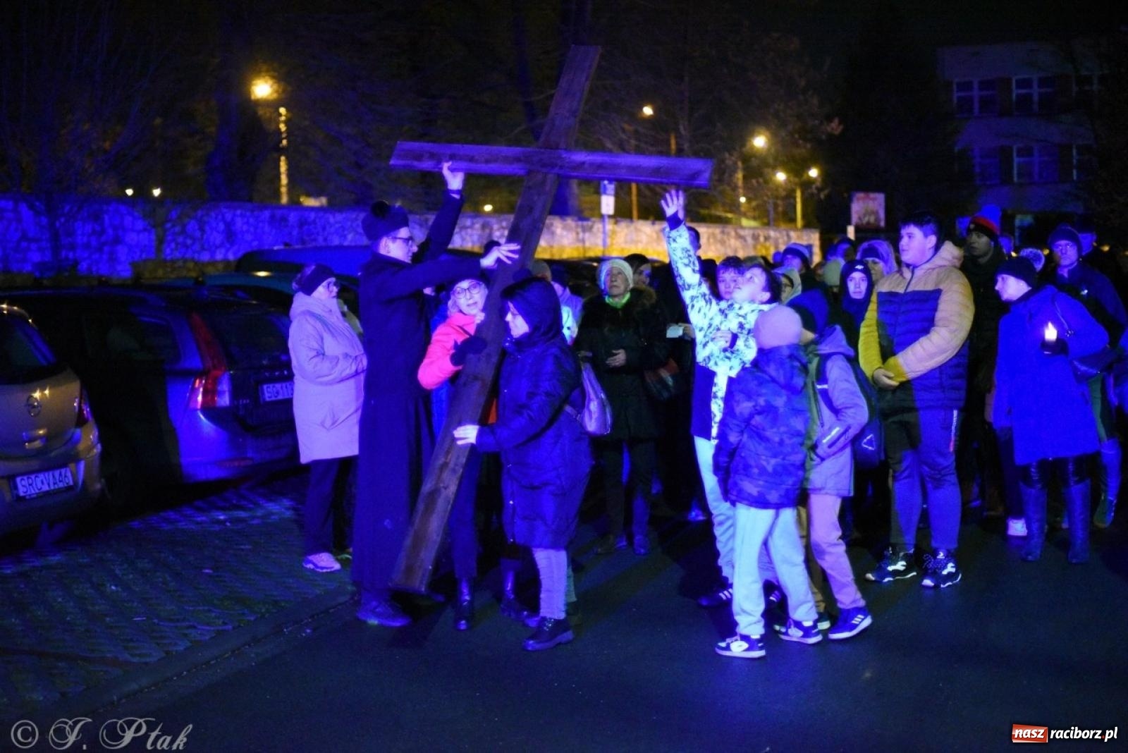 Zdjęcie w galerii na portalu naszraciborz.pl: Wierni podążali w strugach deszczu. Droga krzyżowa znów przeszła ulicami Raciborza [FOTO i WIDEO] wiadomości z regionu