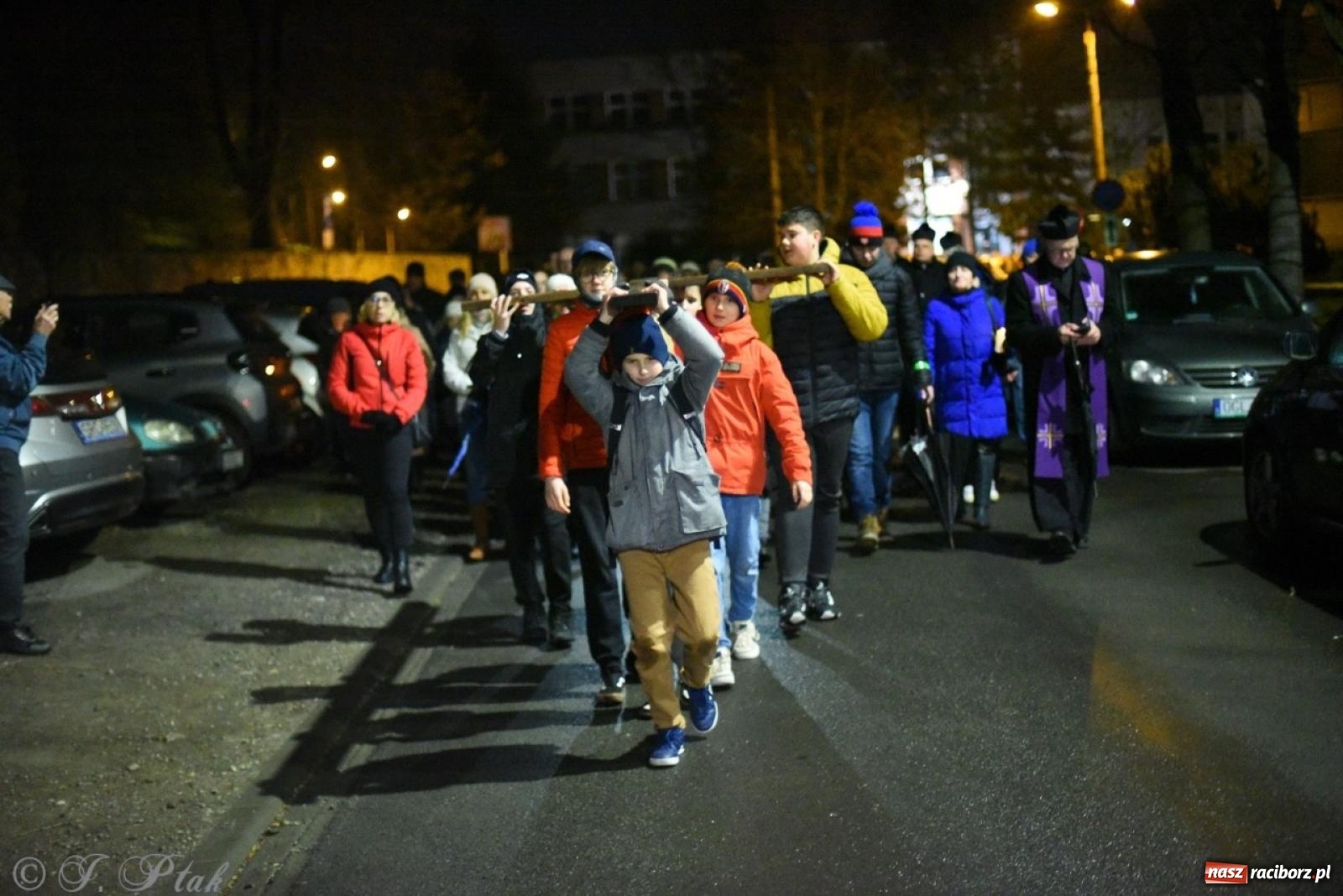 Zdjęcie w galerii na portalu naszraciborz.pl: Wierni podążali w strugach deszczu. Droga krzyżowa znów przeszła ulicami Raciborza [FOTO i WIDEO] wiadomości z regionu
