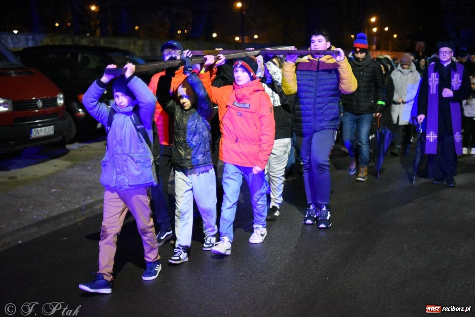 Zdjęcie w galerii na portalu naszraciborz.pl: Wierni podążali w strugach deszczu. Droga krzyżowa znów przeszła ulicami Raciborza [FOTO i WIDEO] wiadomości z regionu