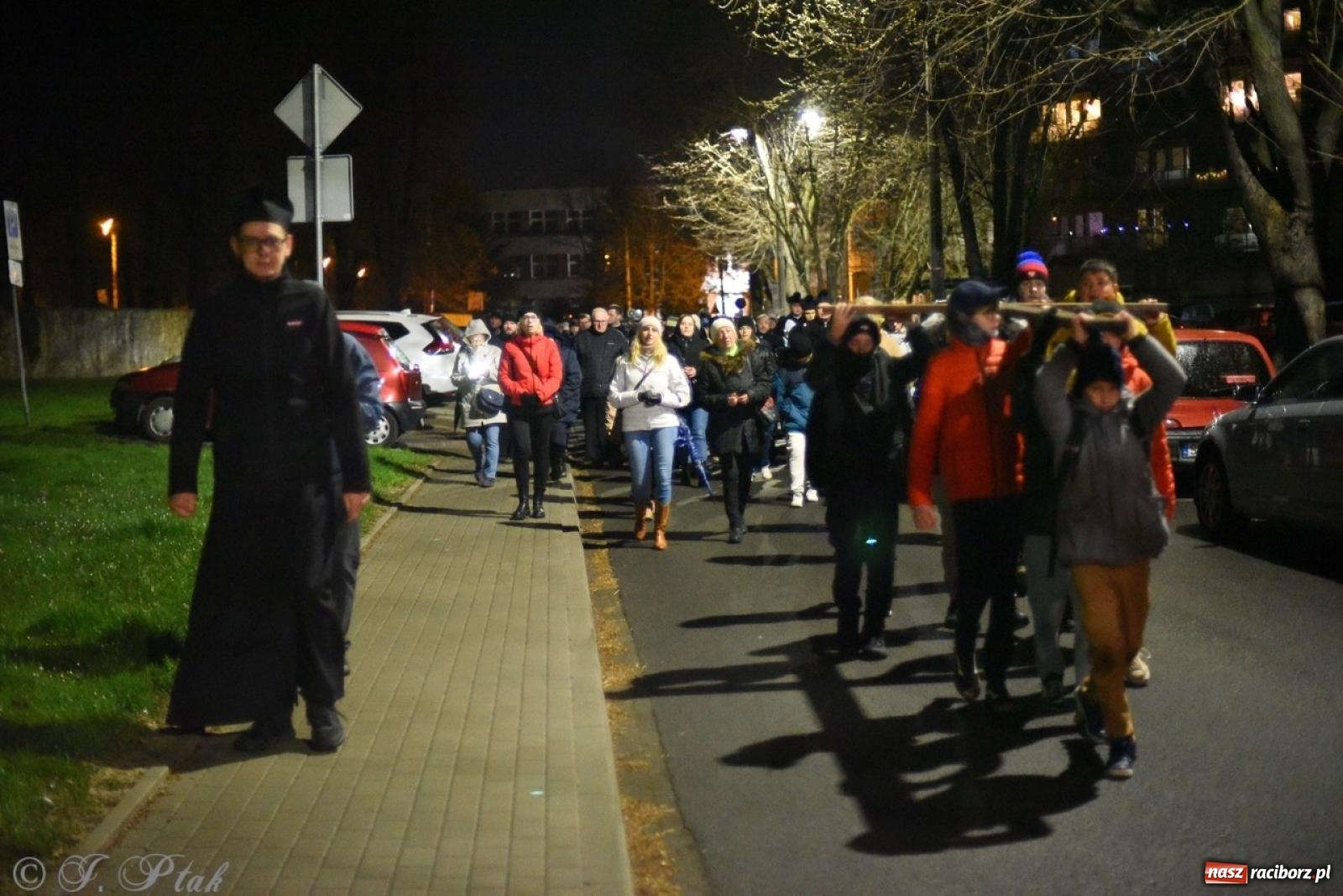 Zdjęcie w galerii na portalu naszraciborz.pl: Wierni podążali w strugach deszczu. Droga krzyżowa znów przeszła ulicami Raciborza [FOTO i WIDEO] wiadomości z regionu
