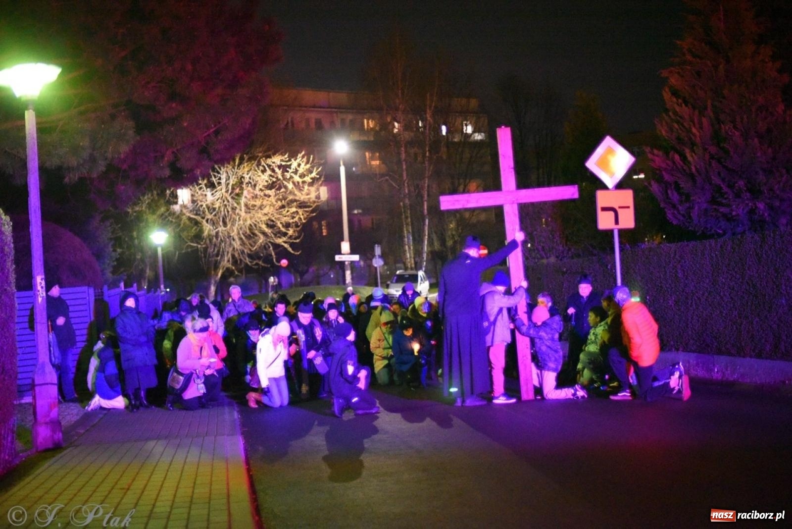 Zdjęcie w galerii na portalu naszraciborz.pl: Wierni podążali w strugach deszczu. Droga krzyżowa znów przeszła ulicami Raciborza [FOTO i WIDEO] wiadomości z regionu