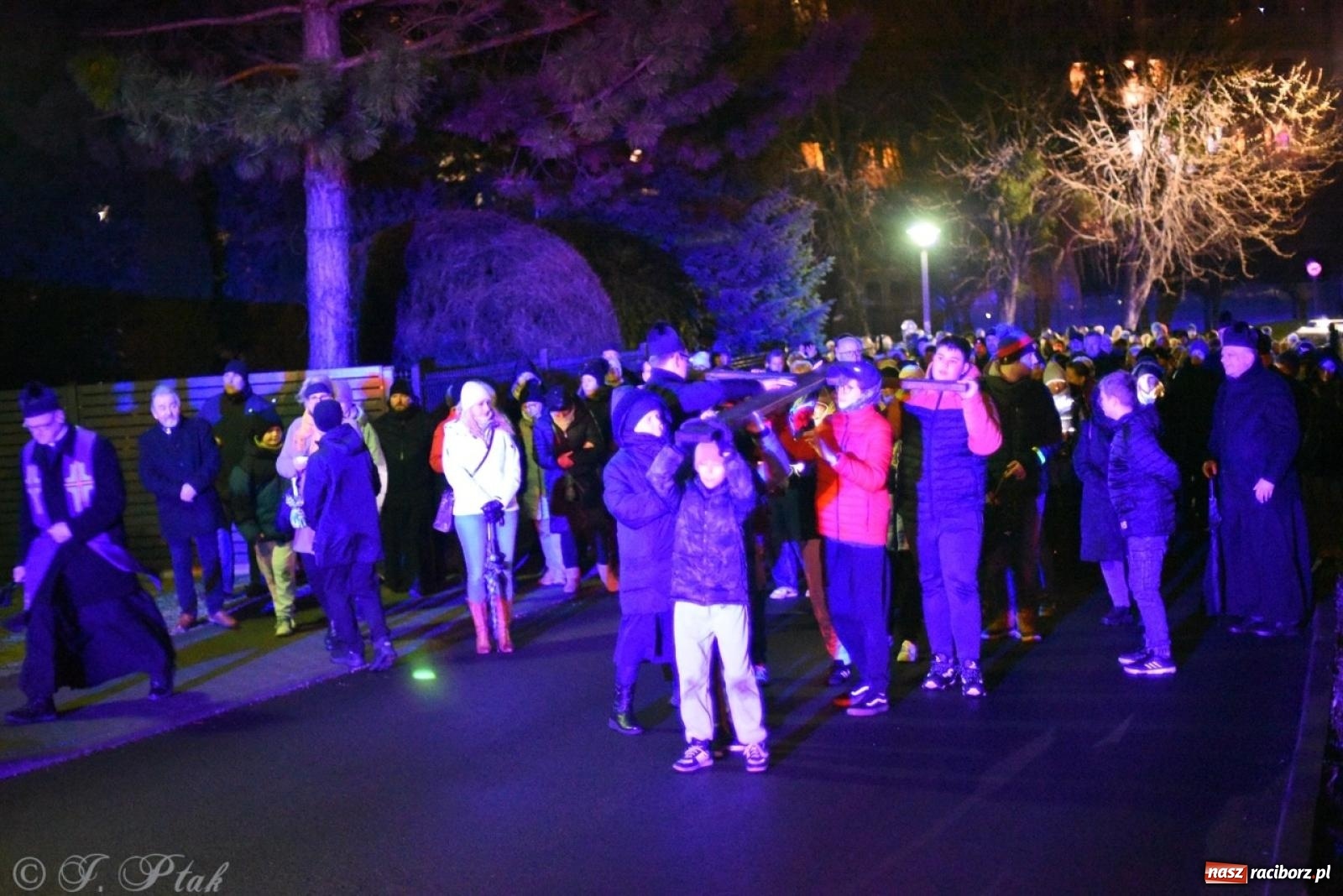 Zdjęcie w galerii na portalu naszraciborz.pl: Wierni podążali w strugach deszczu. Droga krzyżowa znów przeszła ulicami Raciborza [FOTO i WIDEO] wiadomości z regionu