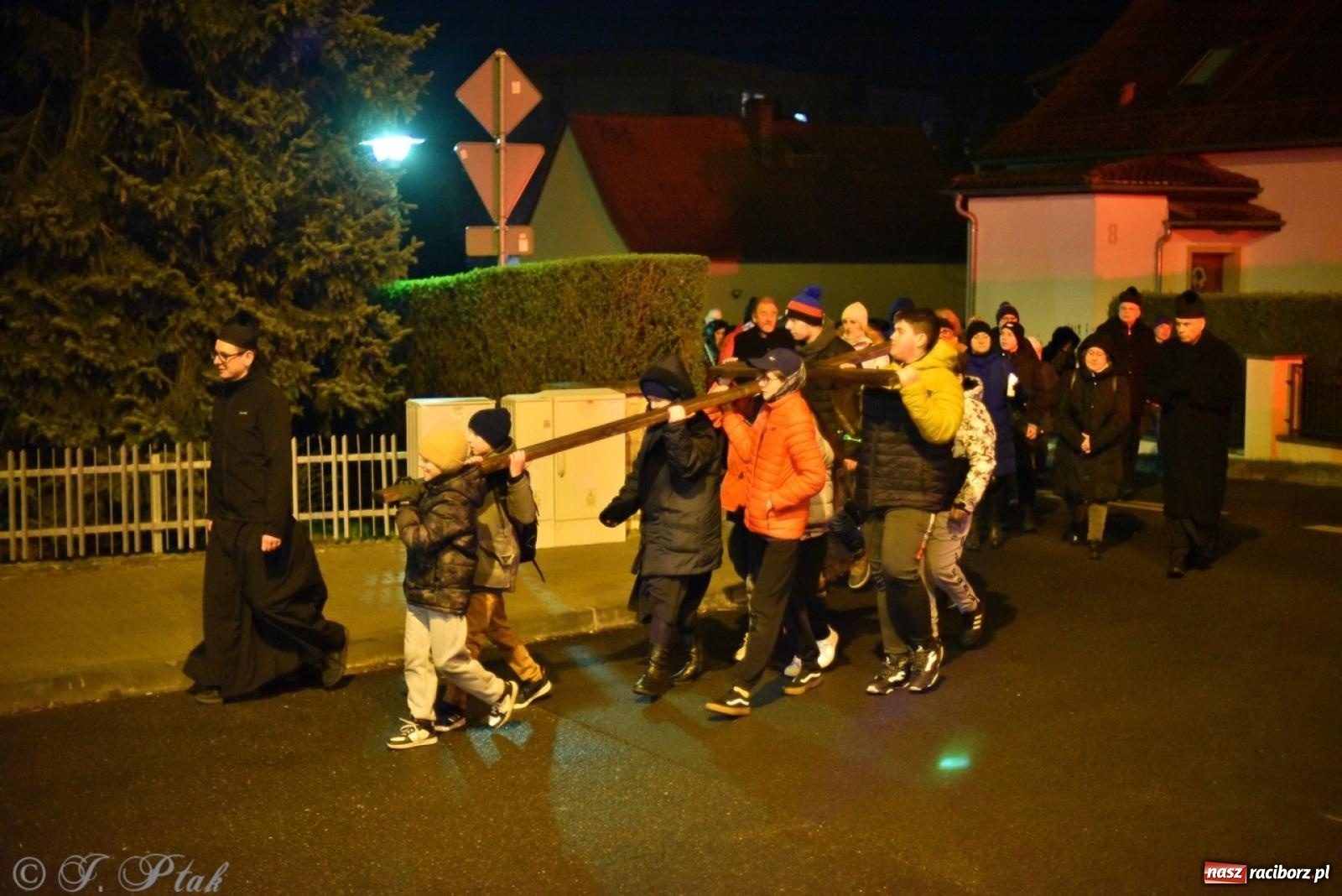 Zdjęcie w galerii na portalu naszraciborz.pl: Wierni podążali w strugach deszczu. Droga krzyżowa znów przeszła ulicami Raciborza [FOTO i WIDEO] wiadomości z regionu