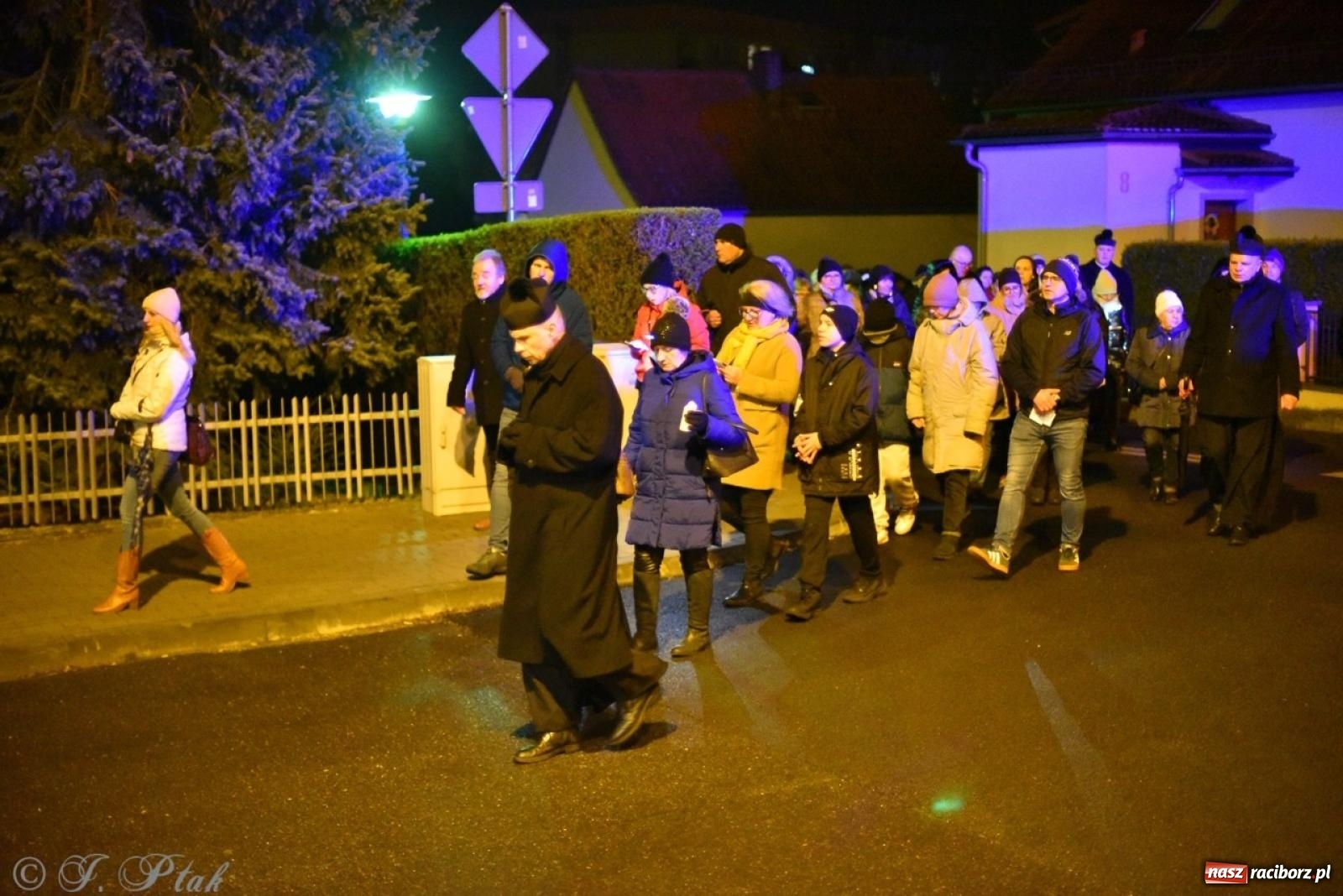 Zdjęcie w galerii na portalu naszraciborz.pl: Wierni podążali w strugach deszczu. Droga krzyżowa znów przeszła ulicami Raciborza [FOTO i WIDEO] wiadomości z regionu