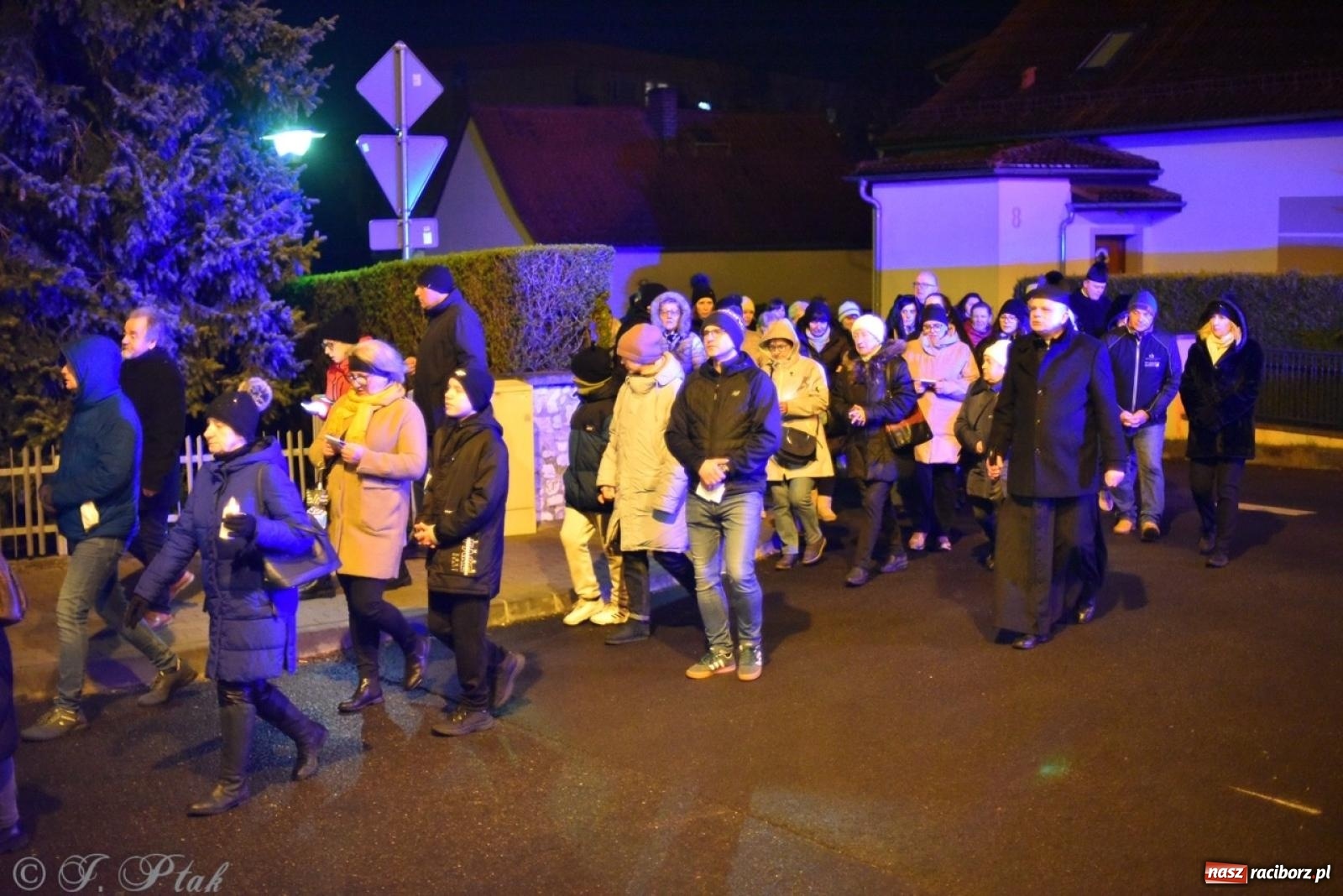 Zdjęcie w galerii na portalu naszraciborz.pl: Wierni podążali w strugach deszczu. Droga krzyżowa znów przeszła ulicami Raciborza [FOTO i WIDEO] wiadomości z regionu