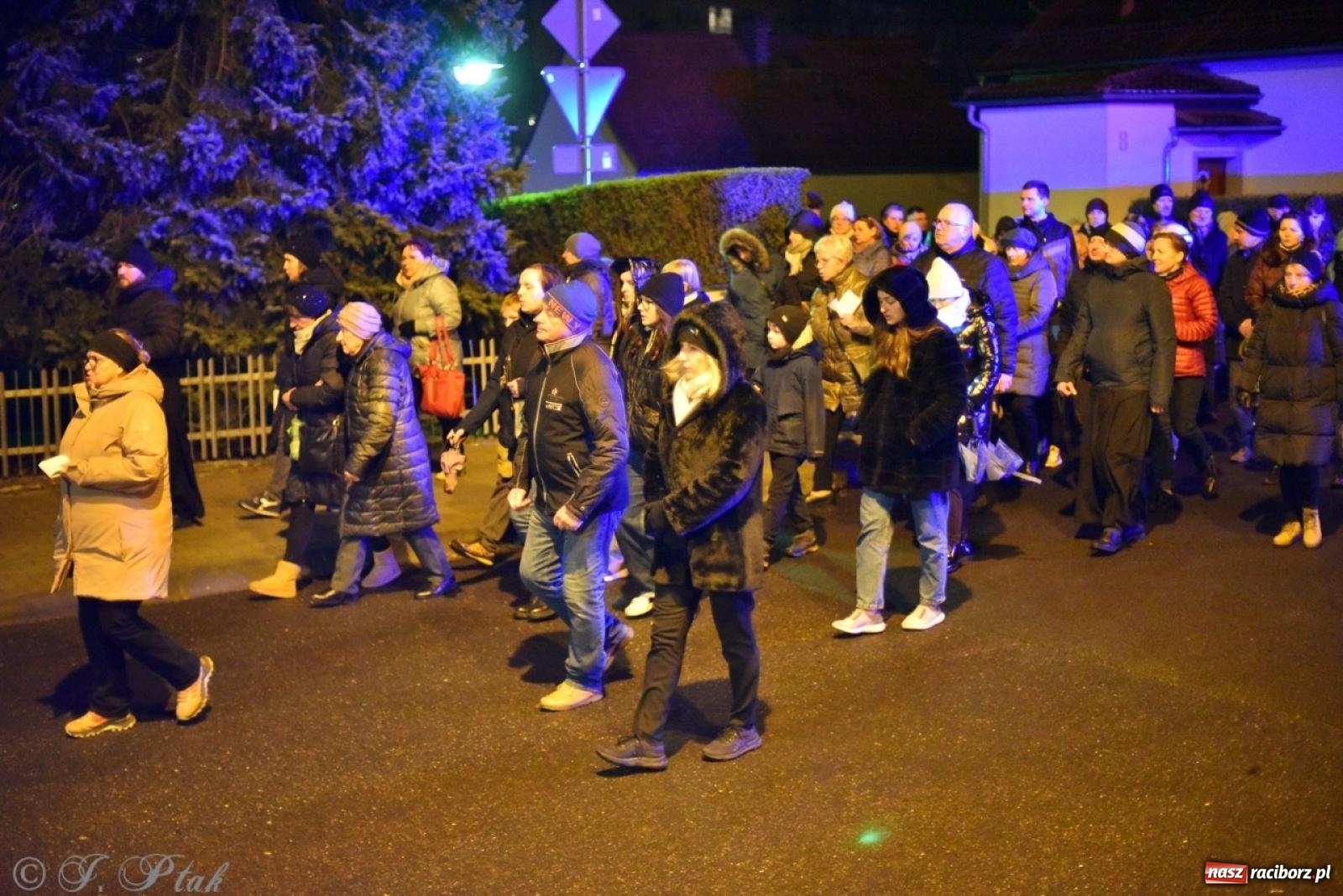 Zdjęcie w galerii na portalu naszraciborz.pl: Wierni podążali w strugach deszczu. Droga krzyżowa znów przeszła ulicami Raciborza [FOTO i WIDEO] wiadomości z regionu