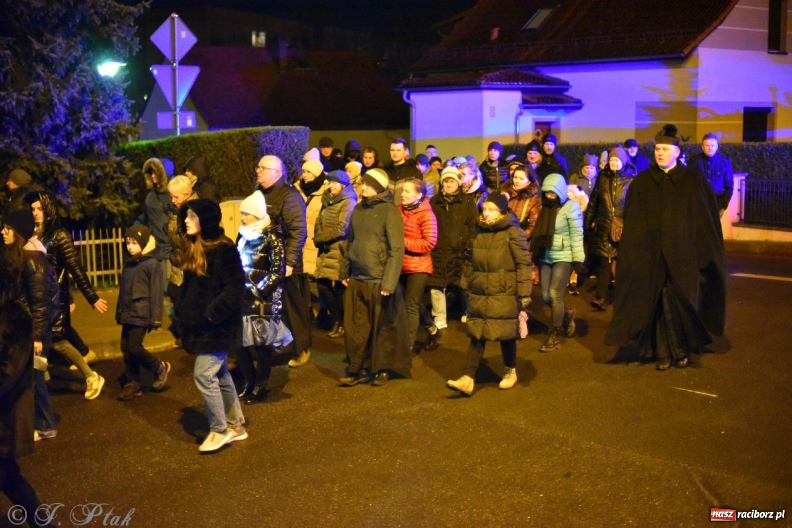 Zdjęcie w galerii na portalu naszraciborz.pl: Wierni podążali w strugach deszczu. Droga krzyżowa znów przeszła ulicami Raciborza [FOTO i WIDEO] wiadomości z regionu