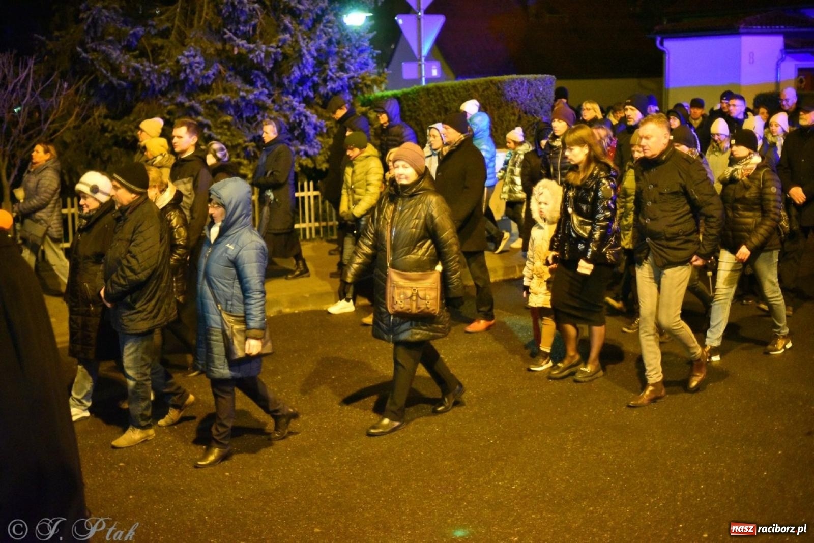 Zdjęcie w galerii na portalu naszraciborz.pl: Wierni podążali w strugach deszczu. Droga krzyżowa znów przeszła ulicami Raciborza [FOTO i WIDEO] wiadomości z regionu
