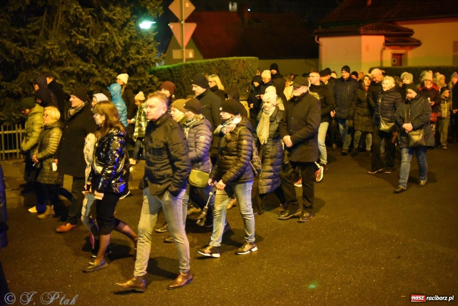 Zdjęcie w galerii na portalu naszraciborz.pl: Wierni podążali w strugach deszczu. Droga krzyżowa znów przeszła ulicami Raciborza [FOTO i WIDEO] wiadomości z regionu
