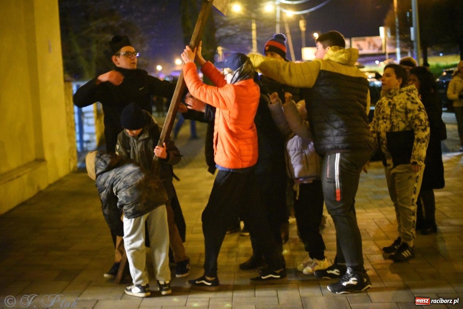 Zdjęcie w galerii na portalu naszraciborz.pl: Wierni podążali w strugach deszczu. Droga krzyżowa znów przeszła ulicami Raciborza [FOTO i WIDEO] wiadomości z regionu