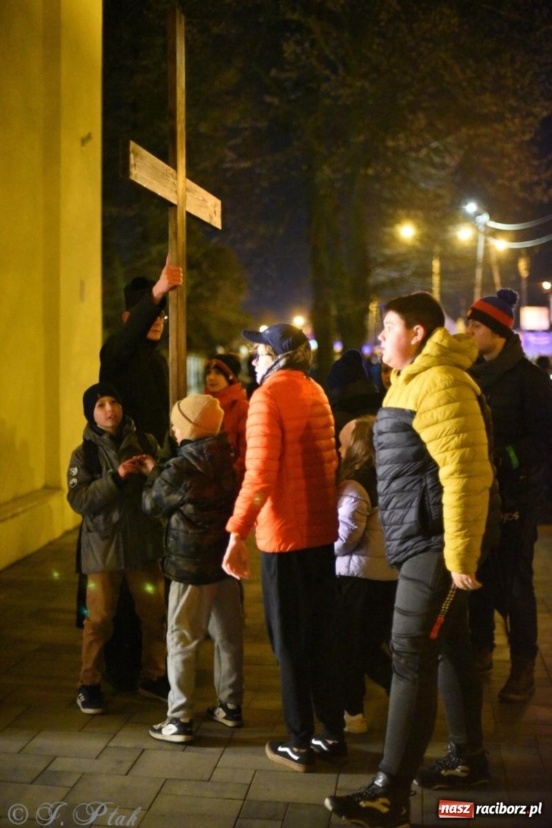 Zdjęcie w galerii na portalu naszraciborz.pl: Wierni podążali w strugach deszczu. Droga krzyżowa znów przeszła ulicami Raciborza [FOTO i WIDEO] wiadomości z regionu