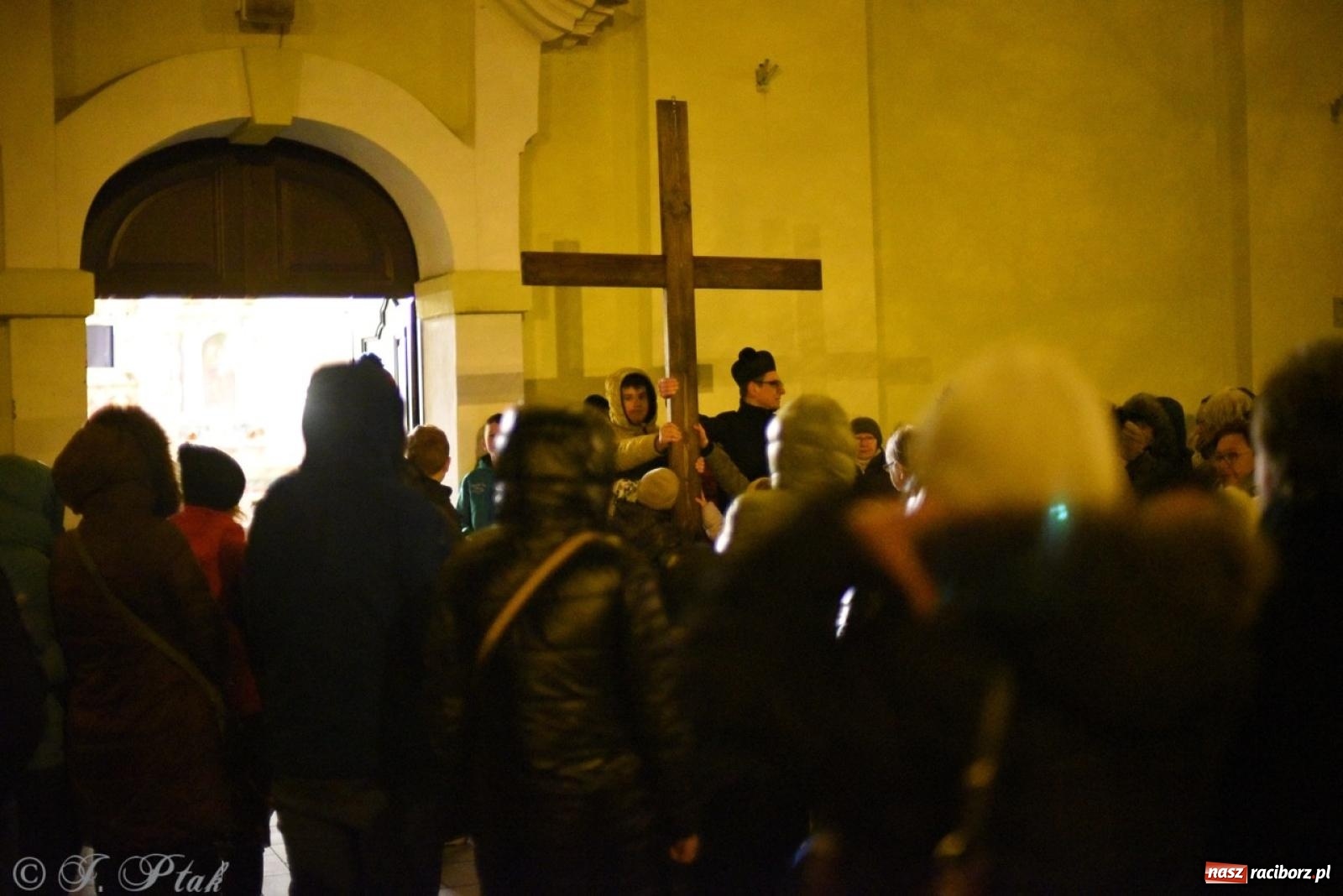 Zdjęcie w galerii na portalu naszraciborz.pl: Wierni podążali w strugach deszczu. Droga krzyżowa znów przeszła ulicami Raciborza [FOTO i WIDEO] wiadomości z regionu