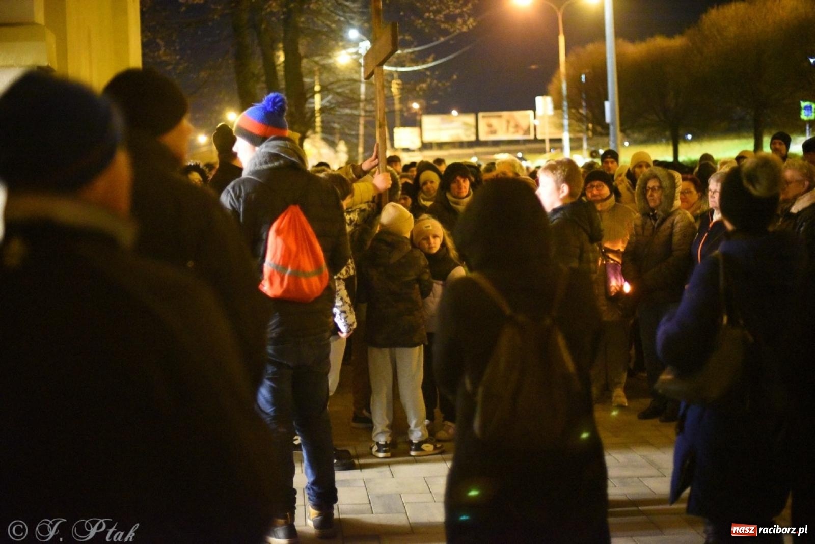 Zdjęcie w galerii na portalu naszraciborz.pl: Wierni podążali w strugach deszczu. Droga krzyżowa znów przeszła ulicami Raciborza [FOTO i WIDEO] wiadomości z regionu
