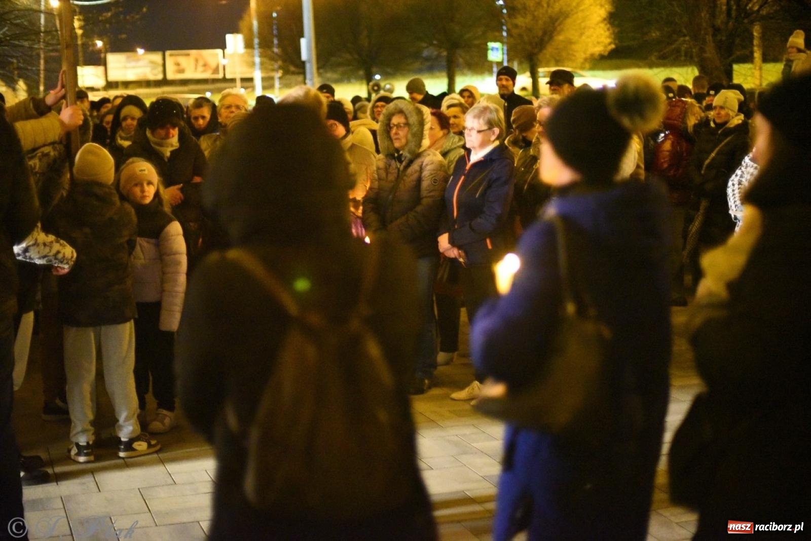 Zdjęcie w galerii na portalu naszraciborz.pl: Wierni podążali w strugach deszczu. Droga krzyżowa znów przeszła ulicami Raciborza [FOTO i WIDEO] wiadomości z regionu