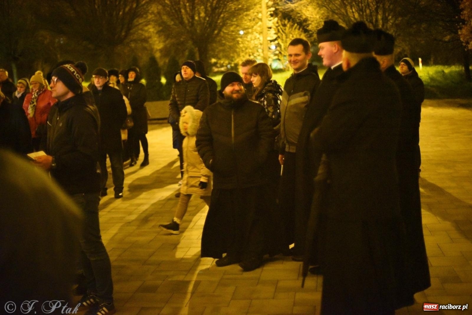 Zdjęcie w galerii na portalu naszraciborz.pl: Wierni podążali w strugach deszczu. Droga krzyżowa znów przeszła ulicami Raciborza [FOTO i WIDEO] wiadomości z regionu