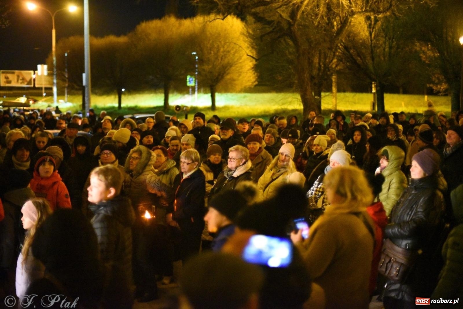 Zdjęcie w galerii na portalu naszraciborz.pl: Wierni podążali w strugach deszczu. Droga krzyżowa znów przeszła ulicami Raciborza [FOTO i WIDEO] wiadomości z regionu