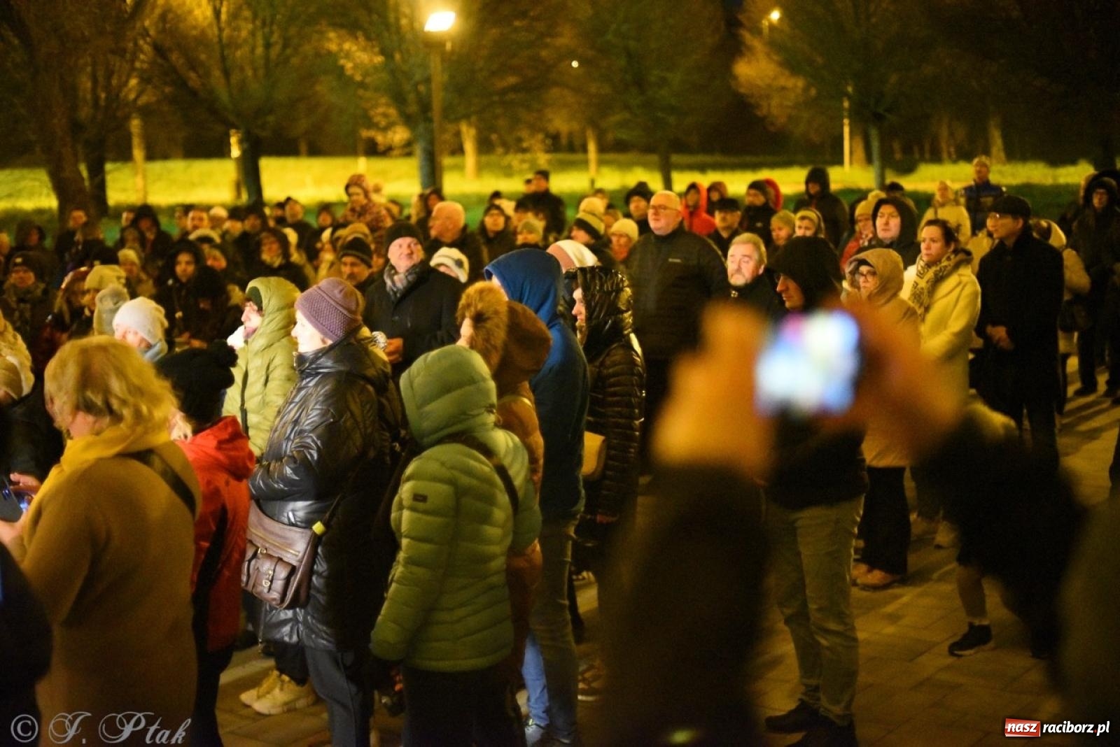 Zdjęcie w galerii na portalu naszraciborz.pl: Wierni podążali w strugach deszczu. Droga krzyżowa znów przeszła ulicami Raciborza [FOTO i WIDEO] wiadomości z regionu