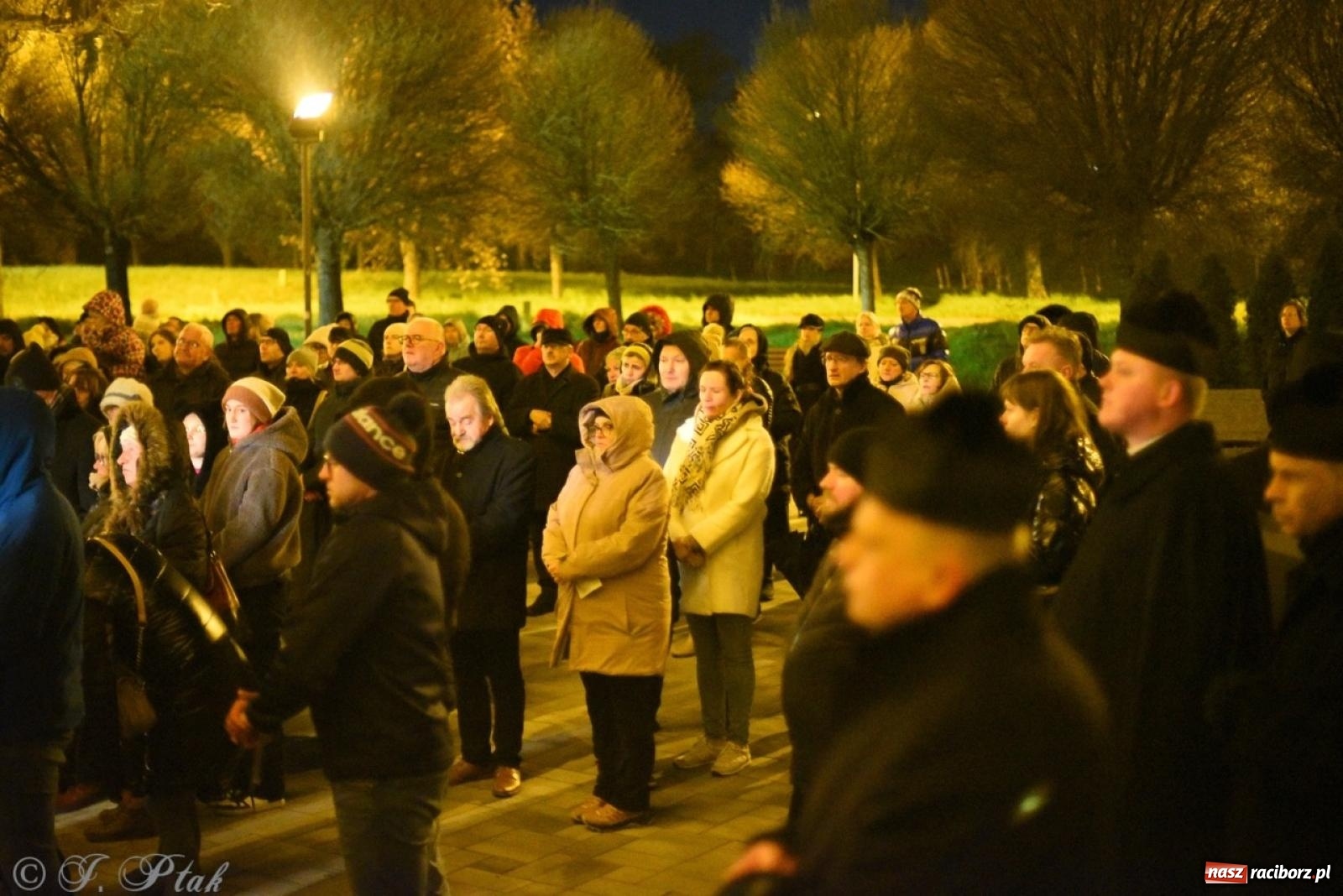 Zdjęcie w galerii na portalu naszraciborz.pl: Wierni podążali w strugach deszczu. Droga krzyżowa znów przeszła ulicami Raciborza [FOTO i WIDEO] wiadomości z regionu