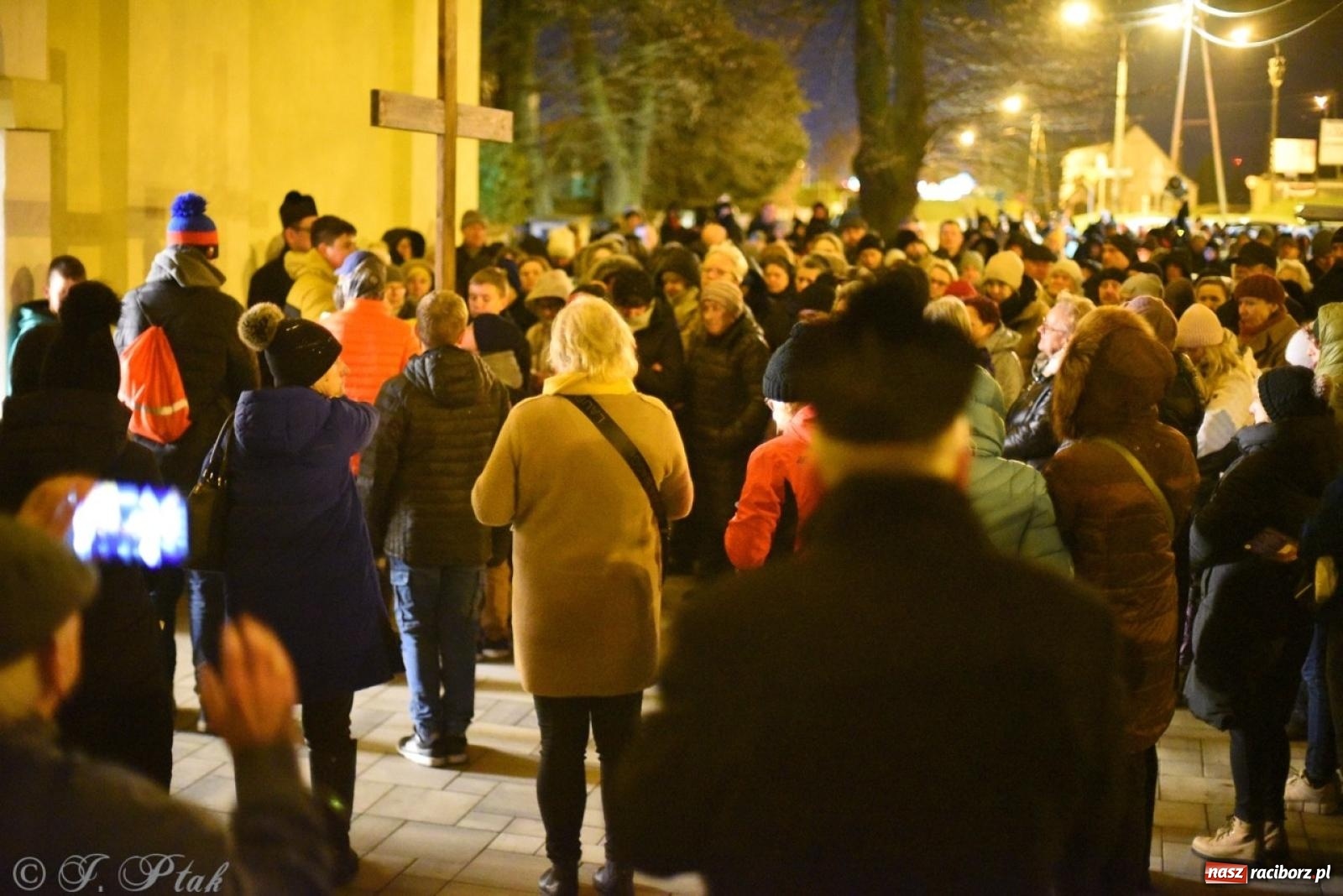 Zdjęcie w galerii na portalu naszraciborz.pl: Wierni podążali w strugach deszczu. Droga krzyżowa znów przeszła ulicami Raciborza [FOTO i WIDEO] wiadomości z regionu