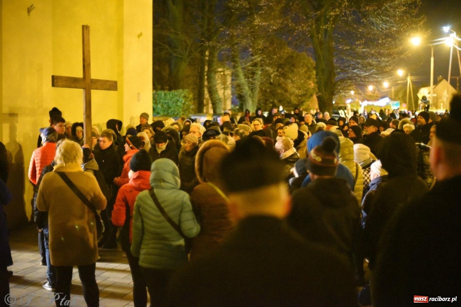 Zdjęcie w galerii na portalu naszraciborz.pl: Wierni podążali w strugach deszczu. Droga krzyżowa znów przeszła ulicami Raciborza [FOTO i WIDEO] wiadomości z regionu