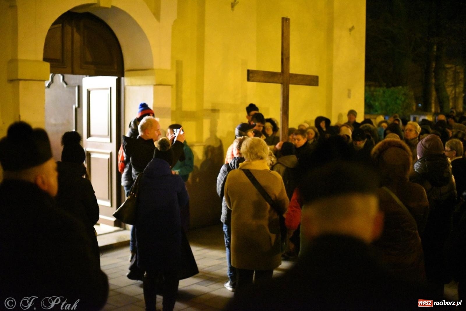 Zdjęcie w galerii na portalu naszraciborz.pl: Wierni podążali w strugach deszczu. Droga krzyżowa znów przeszła ulicami Raciborza [FOTO i WIDEO] wiadomości z regionu