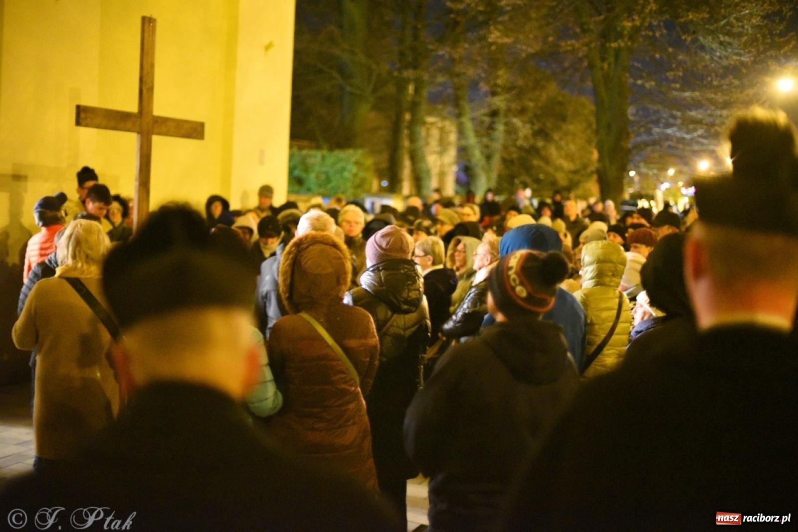 Zdjęcie w galerii na portalu naszraciborz.pl: Wierni podążali w strugach deszczu. Droga krzyżowa znów przeszła ulicami Raciborza [FOTO i WIDEO] wiadomości z regionu
