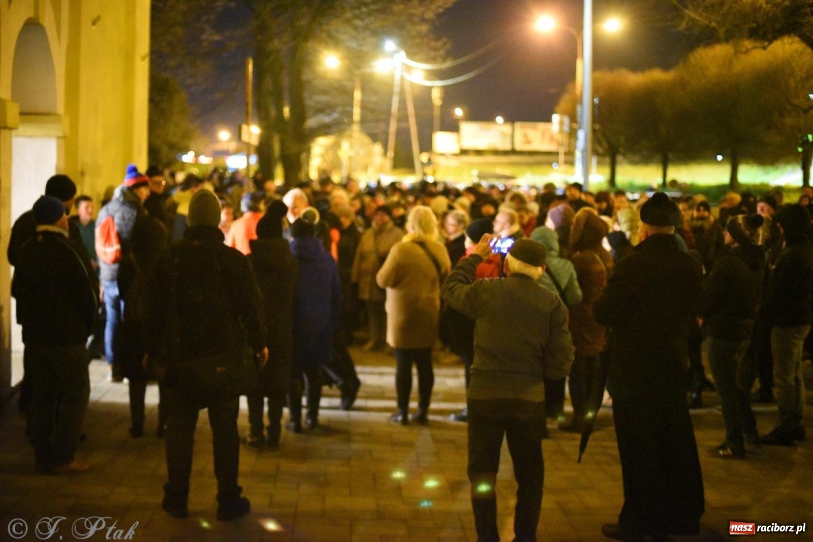 Zdjęcie w galerii na portalu naszraciborz.pl: Wierni podążali w strugach deszczu. Droga krzyżowa znów przeszła ulicami Raciborza [FOTO i WIDEO] wiadomości z regionu