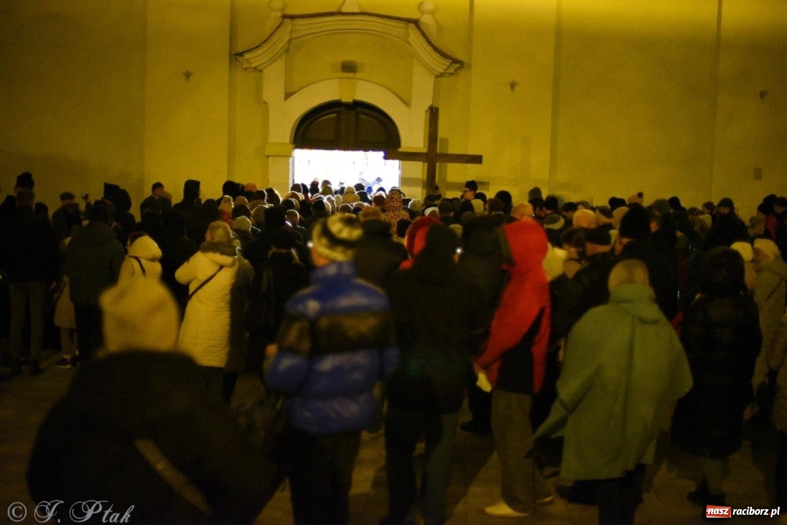 Zdjęcie w galerii na portalu naszraciborz.pl: Wierni podążali w strugach deszczu. Droga krzyżowa znów przeszła ulicami Raciborza [FOTO i WIDEO] wiadomości z regionu