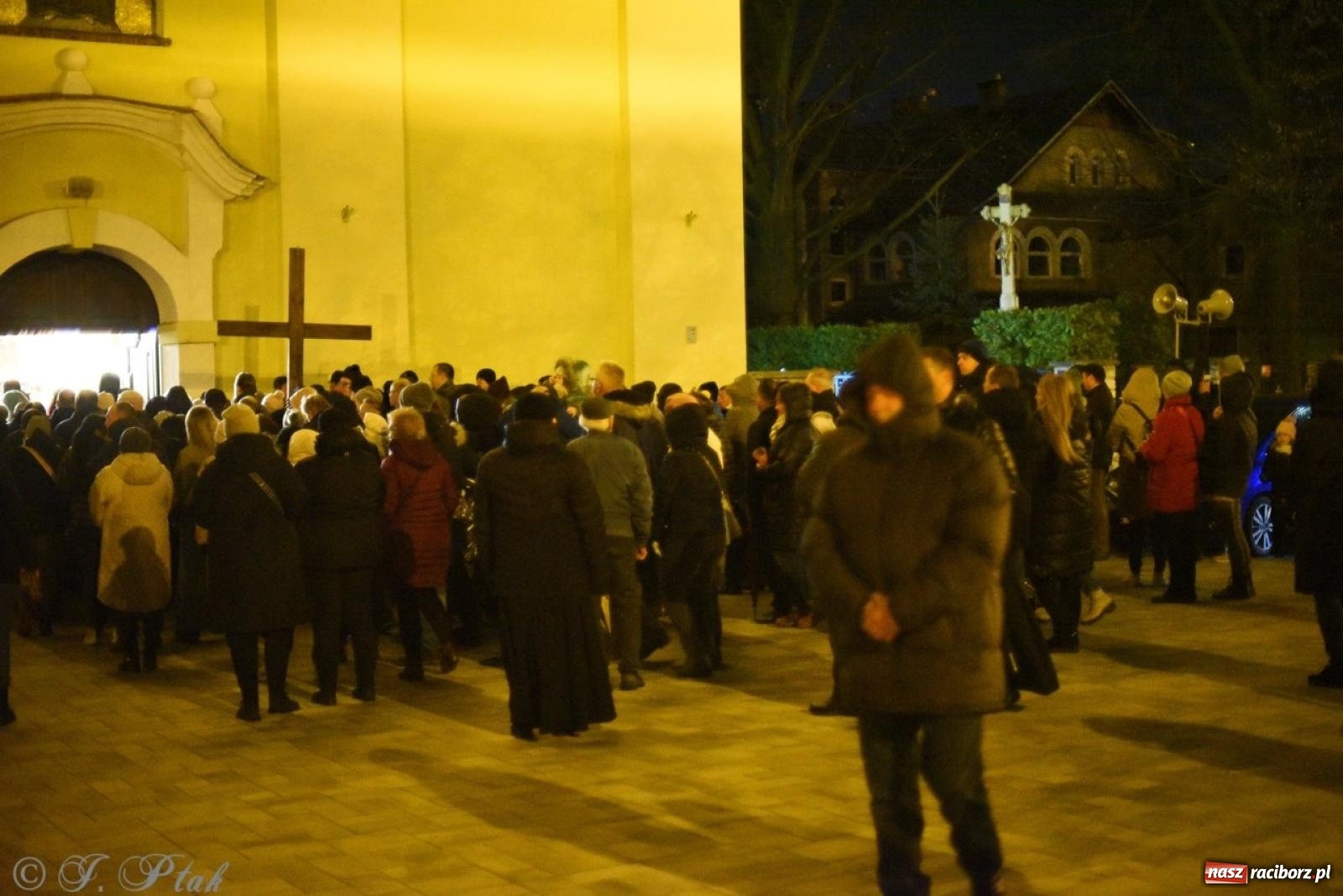 Zdjęcie w galerii na portalu naszraciborz.pl: Wierni podążali w strugach deszczu. Droga krzyżowa znów przeszła ulicami Raciborza [FOTO i WIDEO] wiadomości z regionu