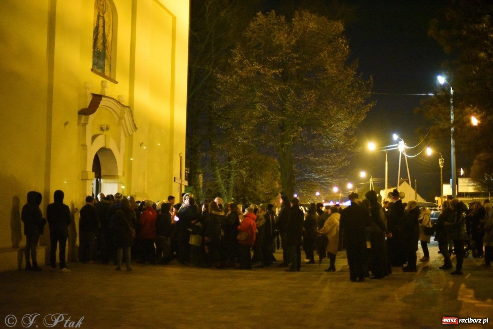 Zdjęcie w galerii na portalu naszraciborz.pl: Wierni podążali w strugach deszczu. Droga krzyżowa znów przeszła ulicami Raciborza [FOTO i WIDEO] wiadomości z regionu