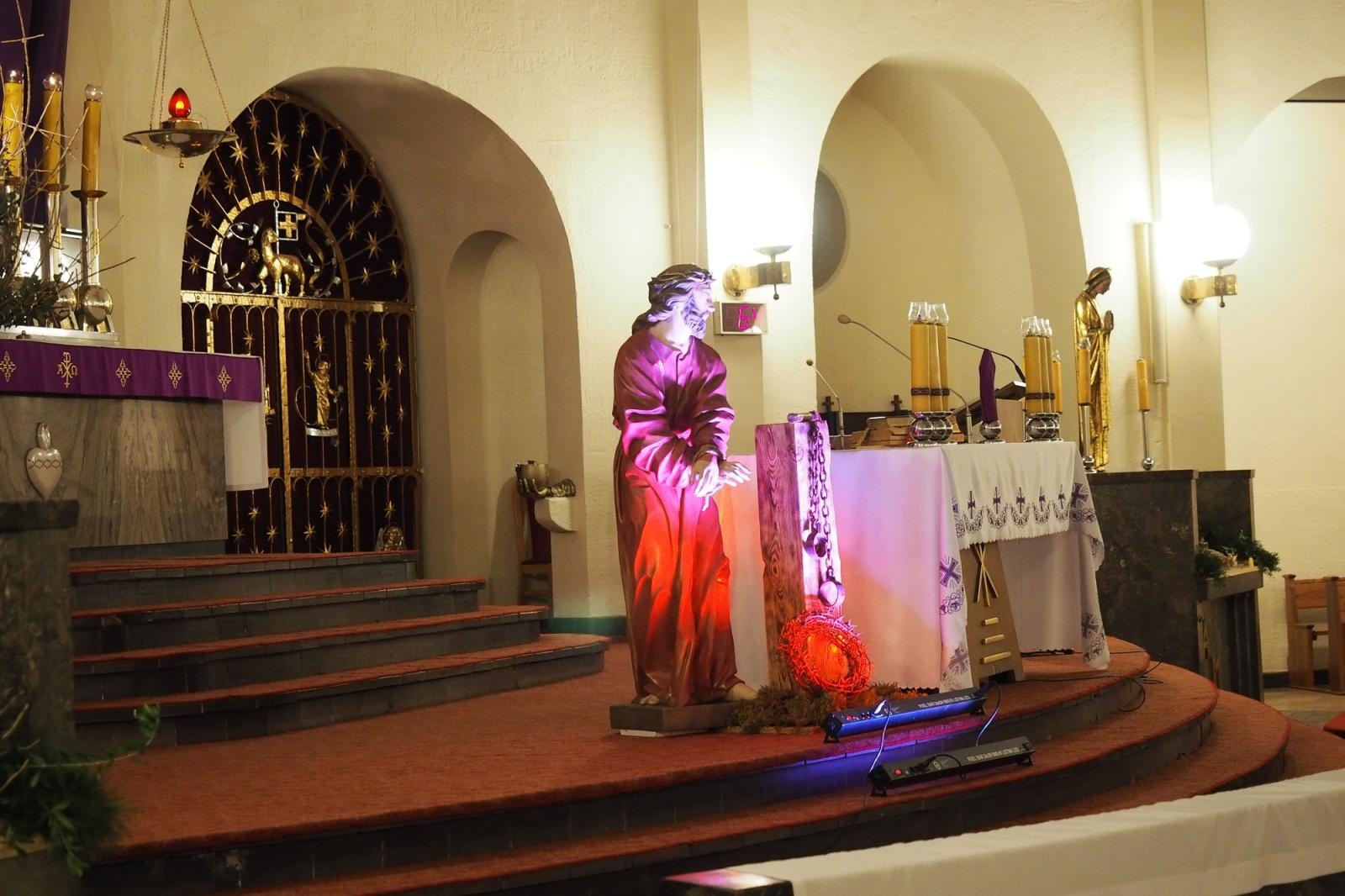 Zdjęcie w galerii na portalu naszraciborz.pl: Wyruszyli w ciszy – Ekstremalna Droga Krzyżowa z Raciborza już za nami wiadomości z regionu