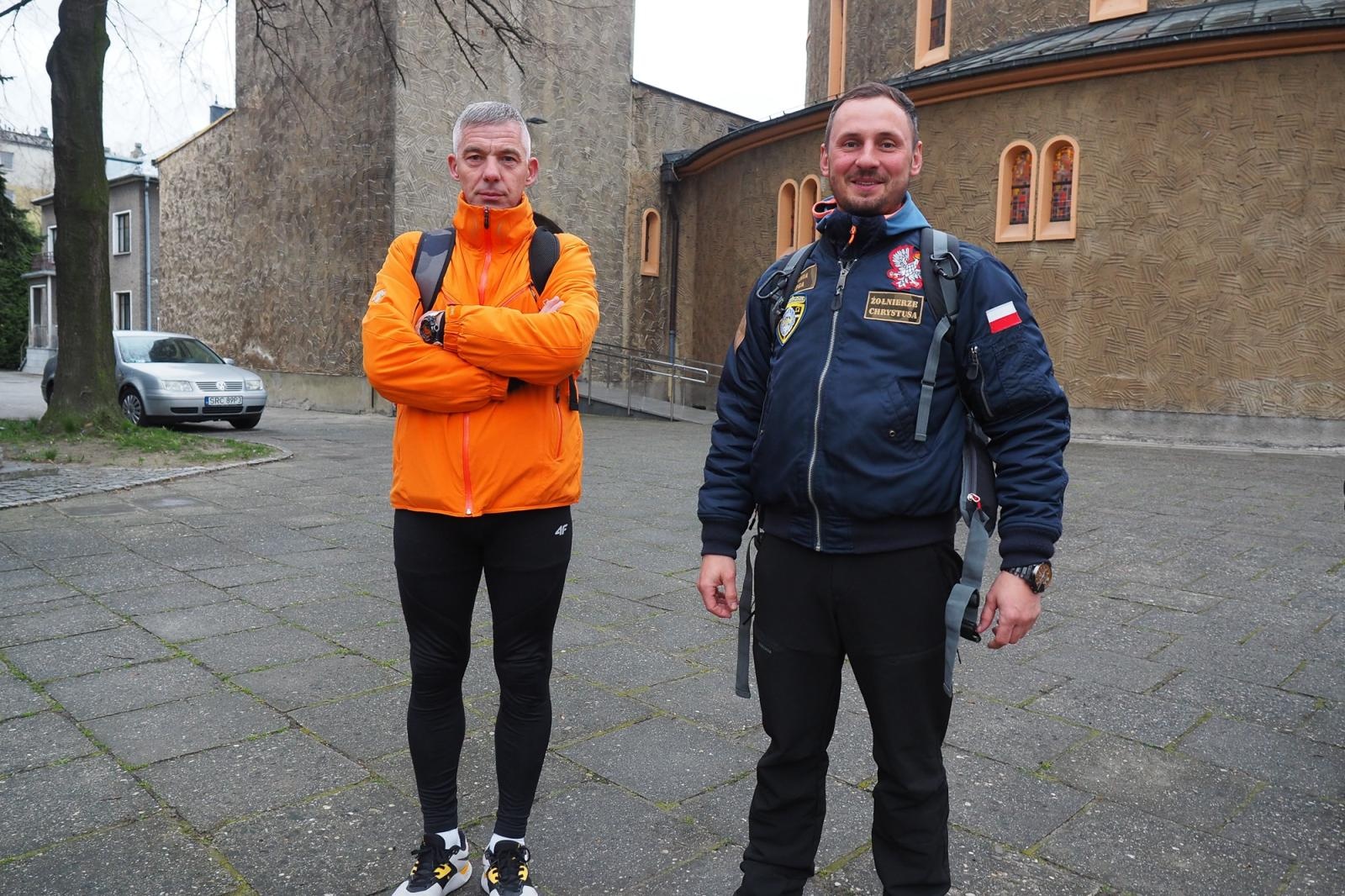 Zdjęcie w galerii na portalu naszraciborz.pl: Wyruszyli w ciszy – Ekstremalna Droga Krzyżowa z Raciborza już za nami wiadomości z regionu