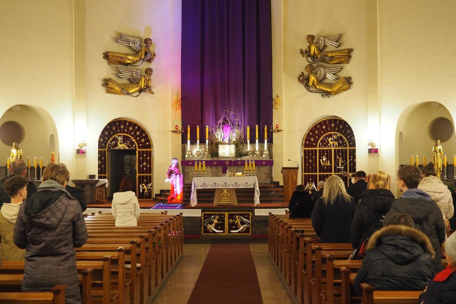 Zdjęcie w galerii na portalu naszraciborz.pl: Wyruszyli w ciszy – Ekstremalna Droga Krzyżowa z Raciborza już za nami wiadomości z regionu