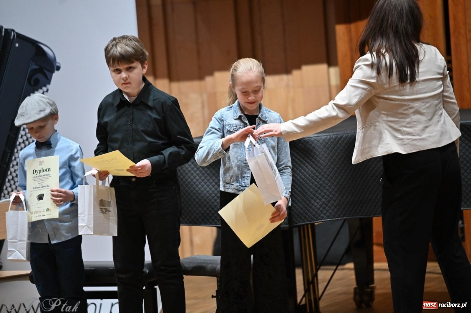Zdjęcie w galerii na portalu naszraciborz.pl: Laureaci XXVII Konkursu Akordeonowego im. H. Malona zaprezentowali swój talent [FOTO i WIDEO] wiadomości z regionu