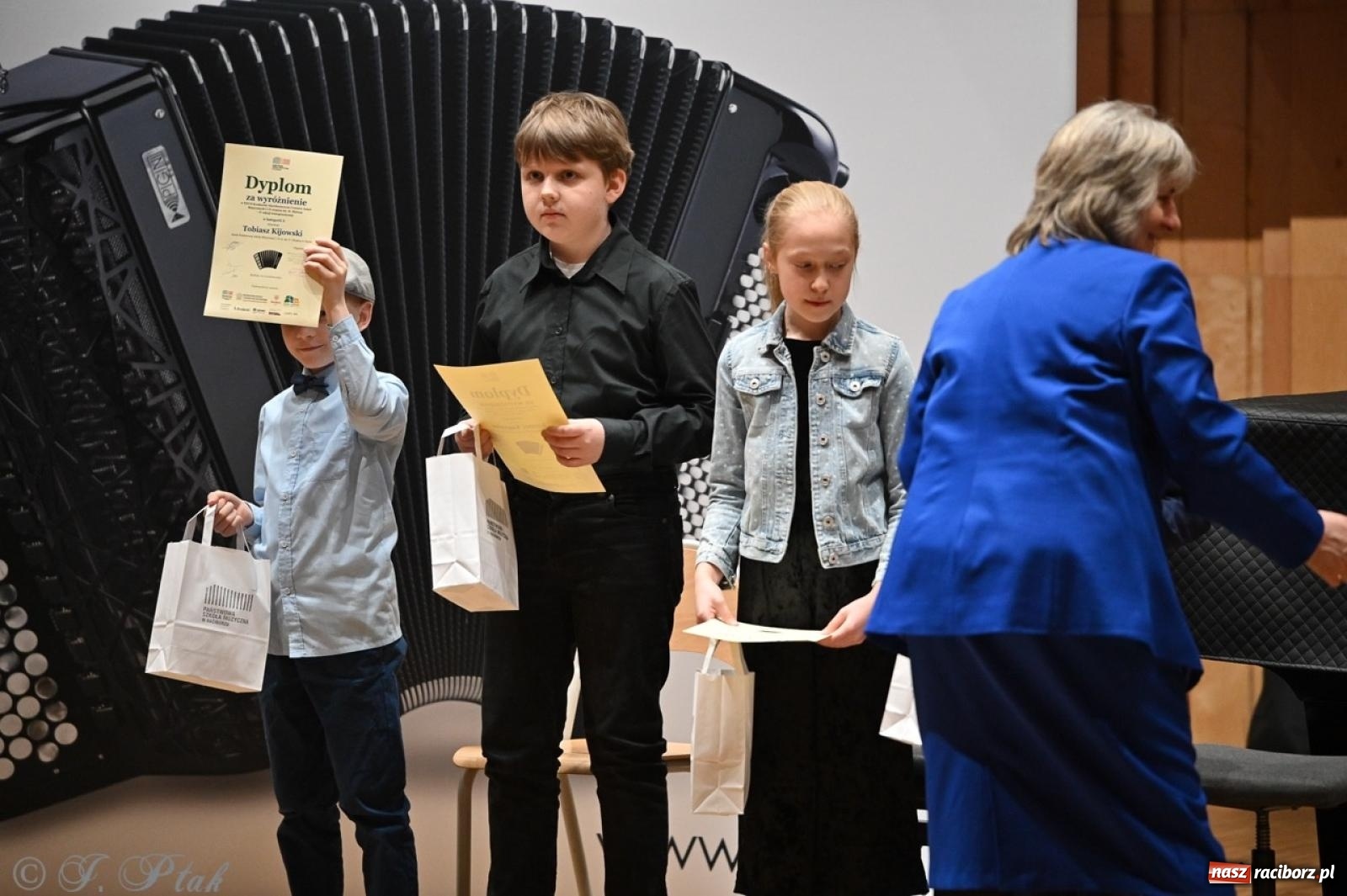 Zdjęcie w galerii na portalu naszraciborz.pl: Laureaci XXVII Konkursu Akordeonowego im. H. Malona zaprezentowali swój talent [FOTO i WIDEO] wiadomości z regionu