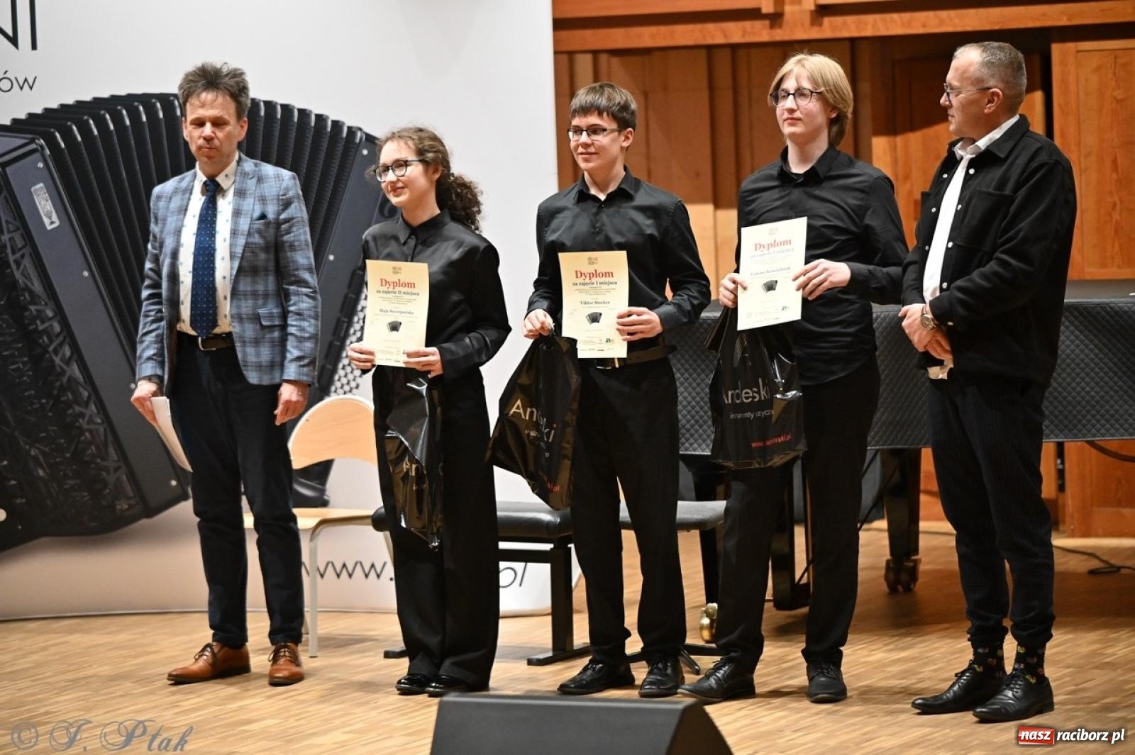 Zdjęcie w galerii na portalu naszraciborz.pl: Laureaci XXVII Konkursu Akordeonowego im. H. Malona zaprezentowali swój talent [FOTO i WIDEO] wiadomości z regionu