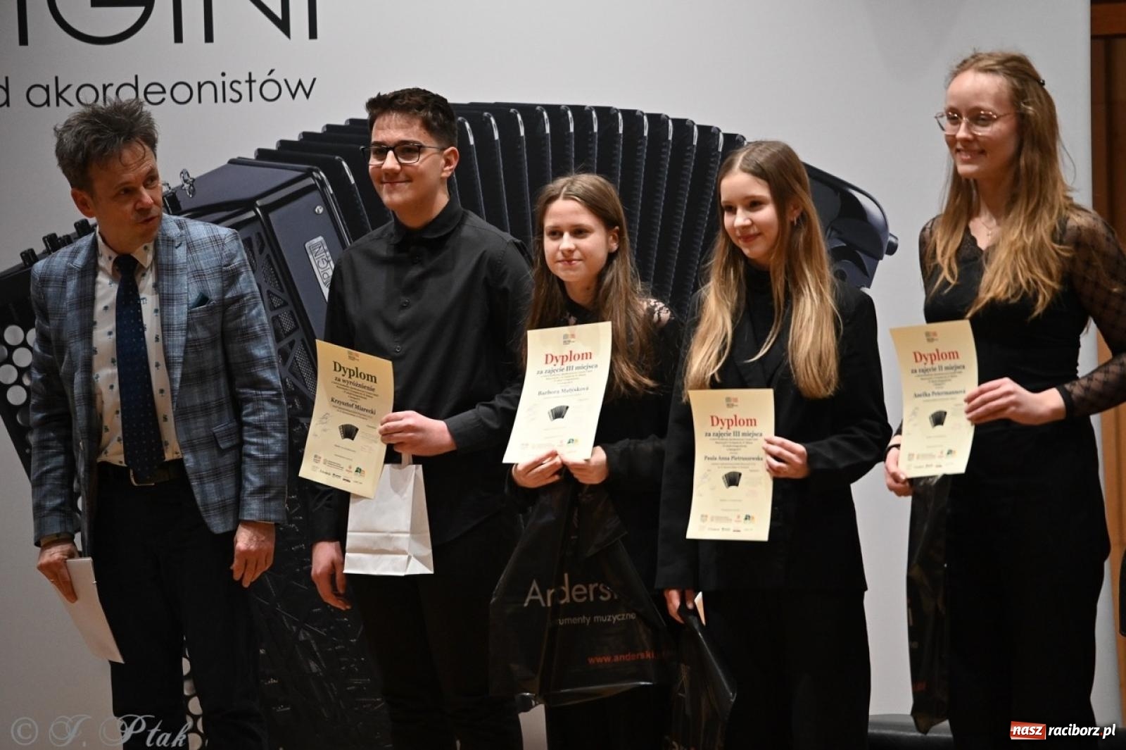 Zdjęcie w galerii na portalu naszraciborz.pl: Laureaci XXVII Konkursu Akordeonowego im. H. Malona zaprezentowali swój talent [FOTO i WIDEO] wiadomości z regionu