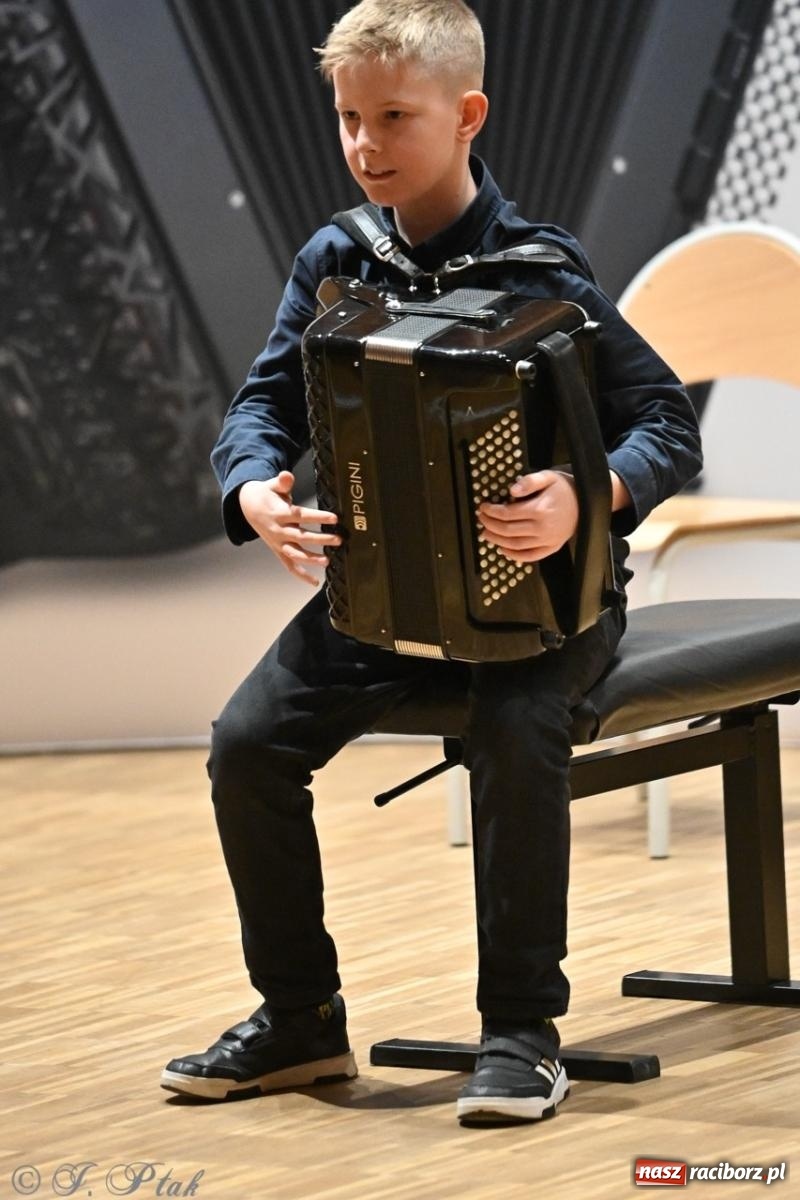 Zdjęcie w galerii na portalu naszraciborz.pl: Laureaci XXVII Konkursu Akordeonowego im. H. Malona zaprezentowali swój talent [FOTO i WIDEO] wiadomości z regionu