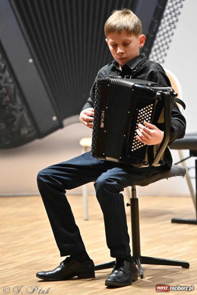 Zdjęcie w galerii na portalu naszraciborz.pl: Laureaci XXVII Konkursu Akordeonowego im. H. Malona zaprezentowali swój talent [FOTO i WIDEO] wiadomości z regionu