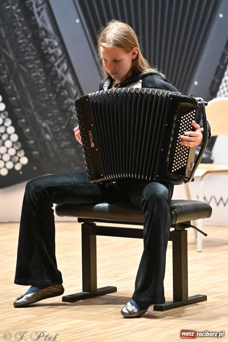 Zdjęcie w galerii na portalu naszraciborz.pl: Laureaci XXVII Konkursu Akordeonowego im. H. Malona zaprezentowali swój talent [FOTO i WIDEO] wiadomości z regionu