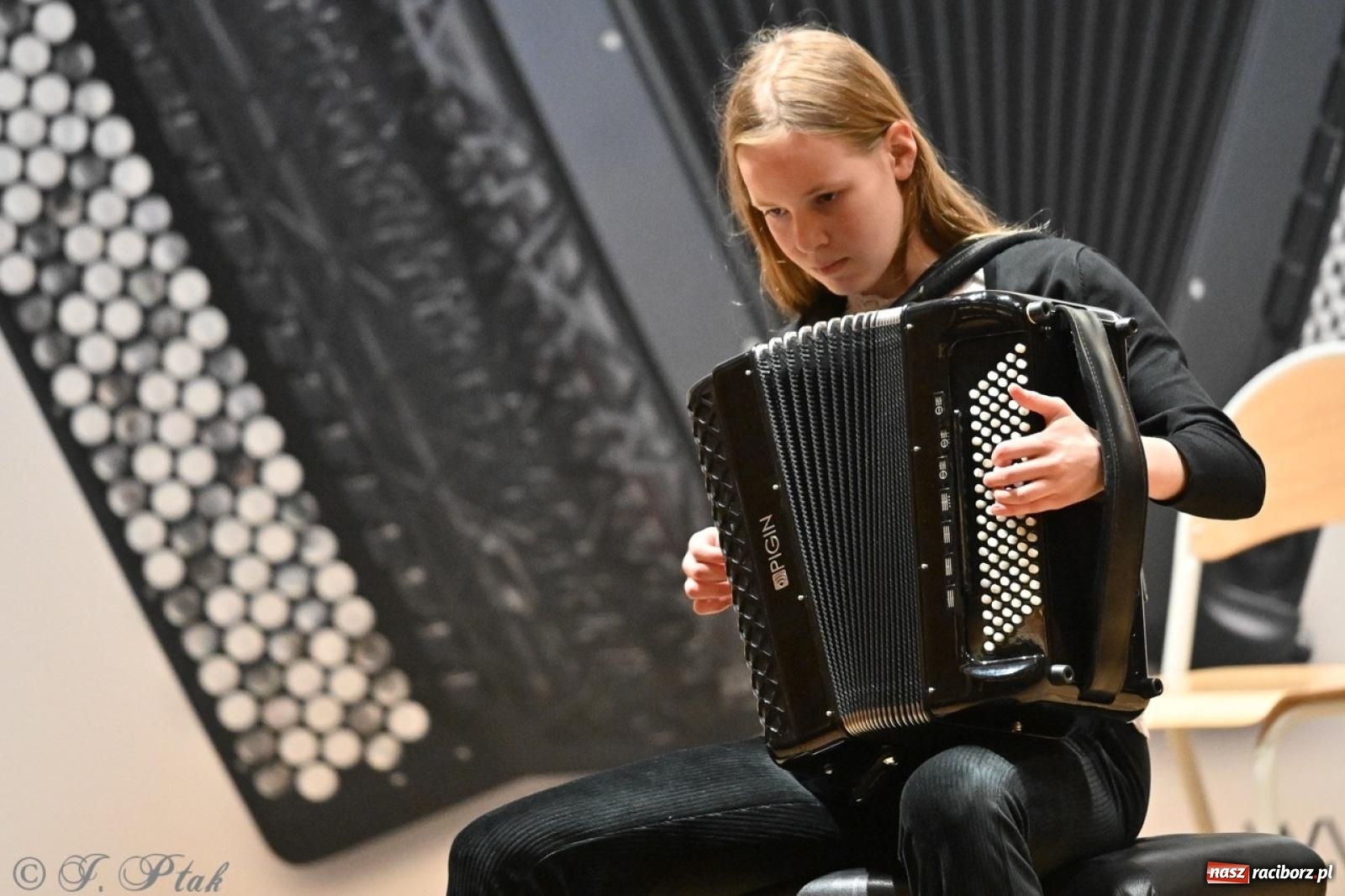 Zdjęcie w galerii na portalu naszraciborz.pl: Laureaci XXVII Konkursu Akordeonowego im. H. Malona zaprezentowali swój talent [FOTO i WIDEO] wiadomości z regionu