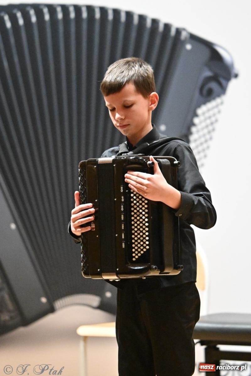 Zdjęcie w galerii na portalu naszraciborz.pl: Laureaci XXVII Konkursu Akordeonowego im. H. Malona zaprezentowali swój talent [FOTO i WIDEO] wiadomości z regionu