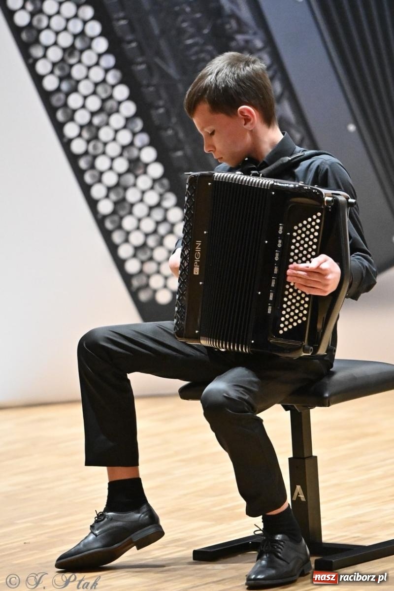 Zdjęcie w galerii na portalu naszraciborz.pl: Laureaci XXVII Konkursu Akordeonowego im. H. Malona zaprezentowali swój talent [FOTO i WIDEO] wiadomości z regionu