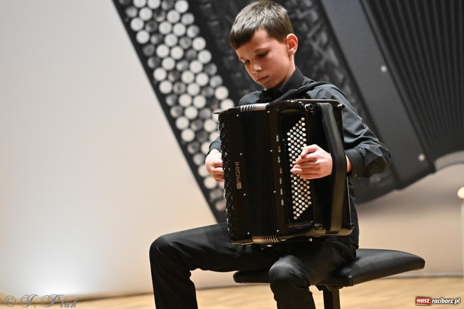 Zdjęcie w galerii na portalu naszraciborz.pl: Laureaci XXVII Konkursu Akordeonowego im. H. Malona zaprezentowali swój talent [FOTO i WIDEO] wiadomości z regionu