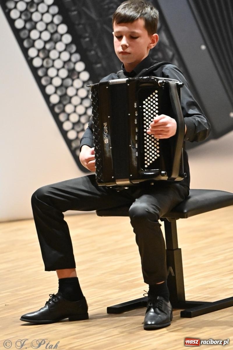 Zdjęcie w galerii na portalu naszraciborz.pl: Laureaci XXVII Konkursu Akordeonowego im. H. Malona zaprezentowali swój talent [FOTO i WIDEO] wiadomości z regionu