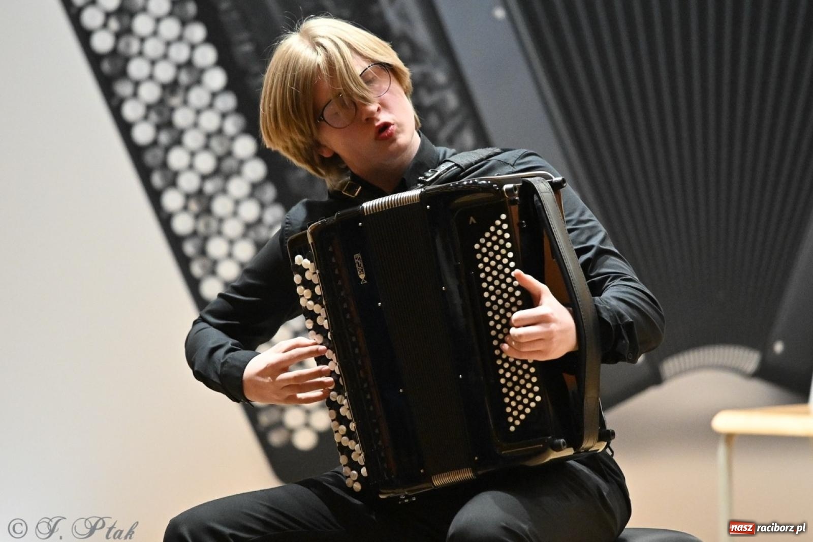 Zdjęcie w galerii na portalu naszraciborz.pl: Laureaci XXVII Konkursu Akordeonowego im. H. Malona zaprezentowali swój talent [FOTO i WIDEO] wiadomości z regionu
