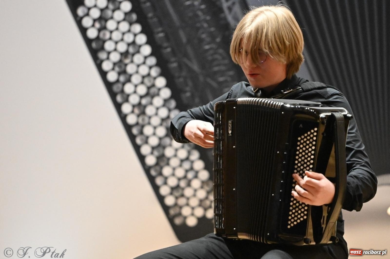 Zdjęcie w galerii na portalu naszraciborz.pl: Laureaci XXVII Konkursu Akordeonowego im. H. Malona zaprezentowali swój talent [FOTO i WIDEO] wiadomości z regionu