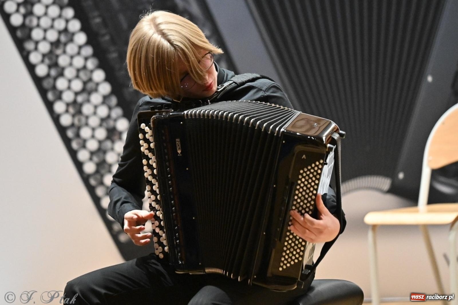Zdjęcie w galerii na portalu naszraciborz.pl: Laureaci XXVII Konkursu Akordeonowego im. H. Malona zaprezentowali swój talent [FOTO i WIDEO] wiadomości z regionu