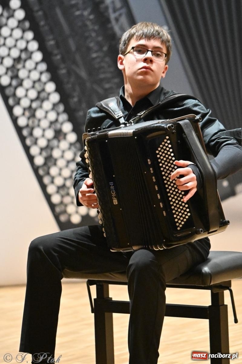 Zdjęcie w galerii na portalu naszraciborz.pl: Laureaci XXVII Konkursu Akordeonowego im. H. Malona zaprezentowali swój talent [FOTO i WIDEO] wiadomości z regionu